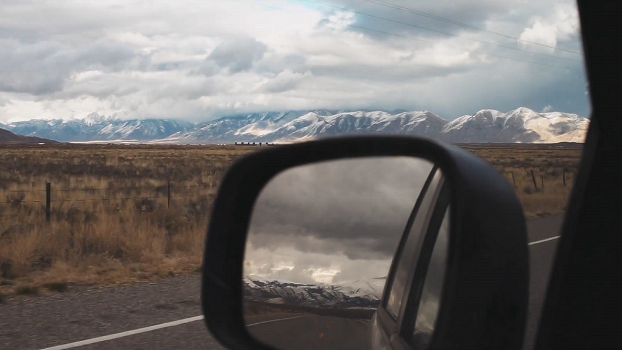 《开放道路》跟随我们从北部瀑布将雪倾倒到爱达荷山峰